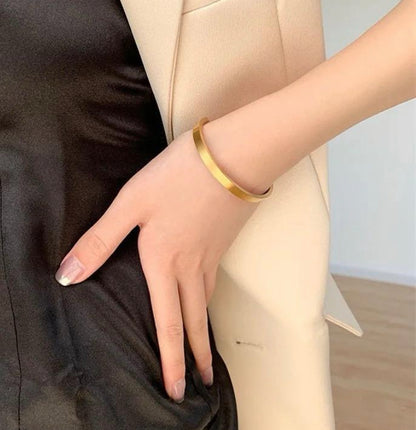 Minimal plain bangle