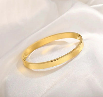 Minimal plain bangle